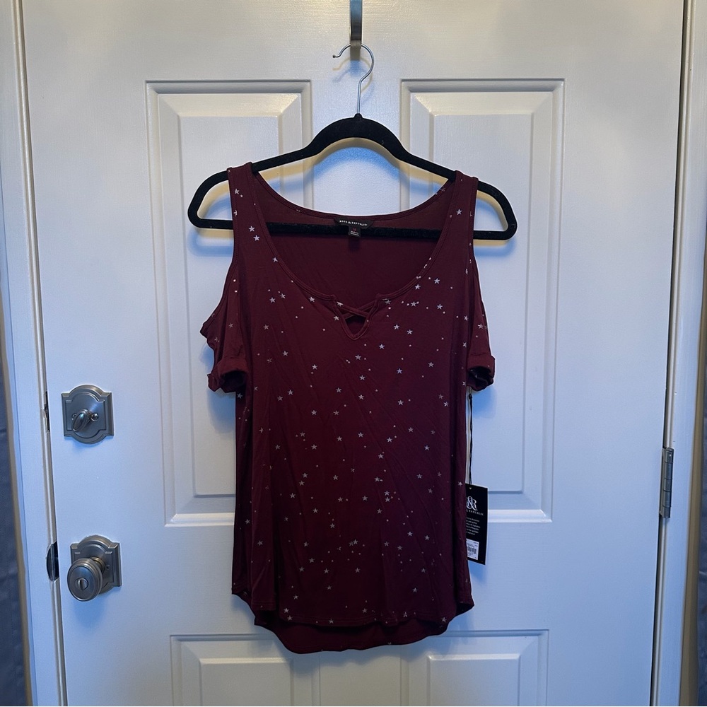 Rock & Republic Burgundy Star Cold-Shoulder Tee shirt